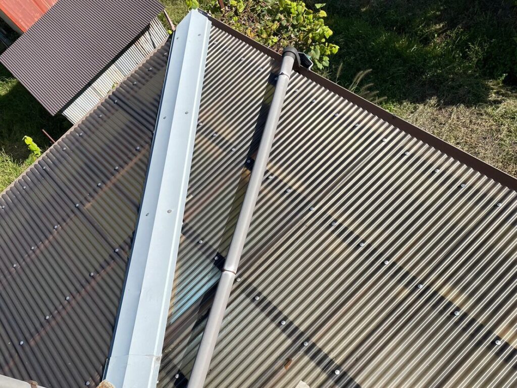 R5.11/1　奈良市　株式会社 塚本畳商店様　ポリカ交換、棟板金工事