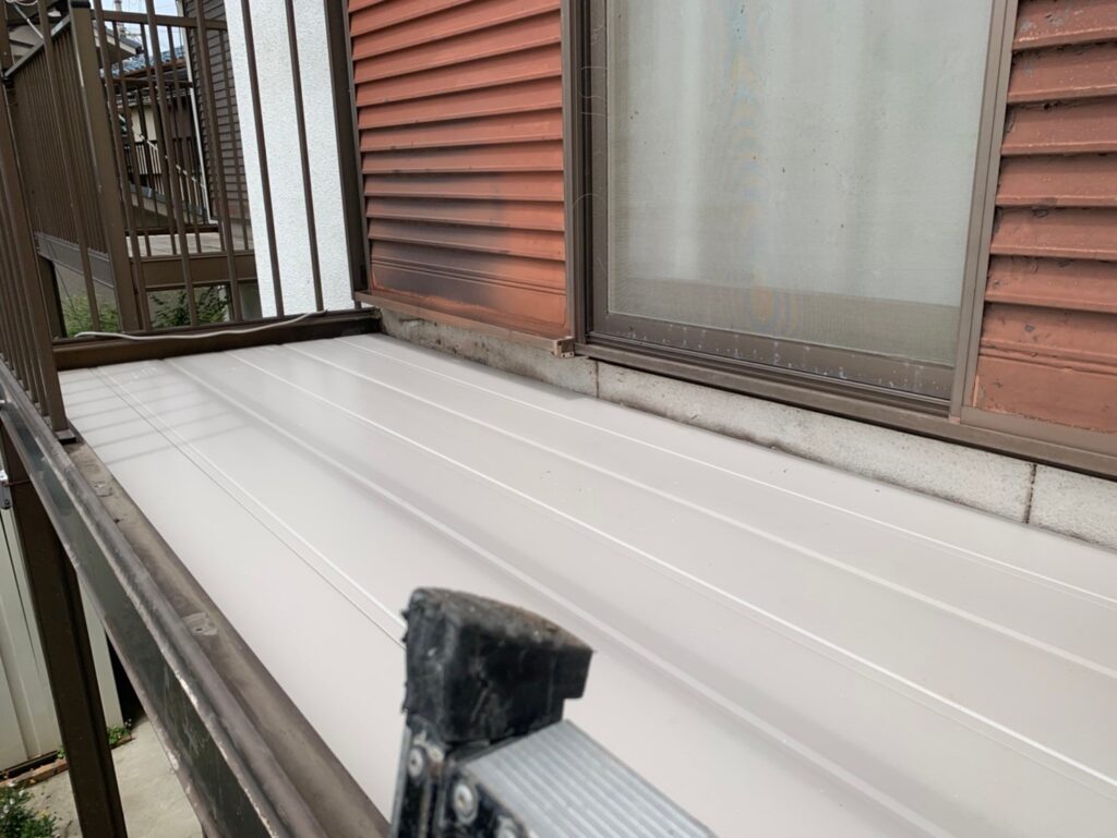 R6.5/27～　加古郡　U様邸　雹被害修理工事、雨戸交換工事（南面ベランダ下掃き出し窓）