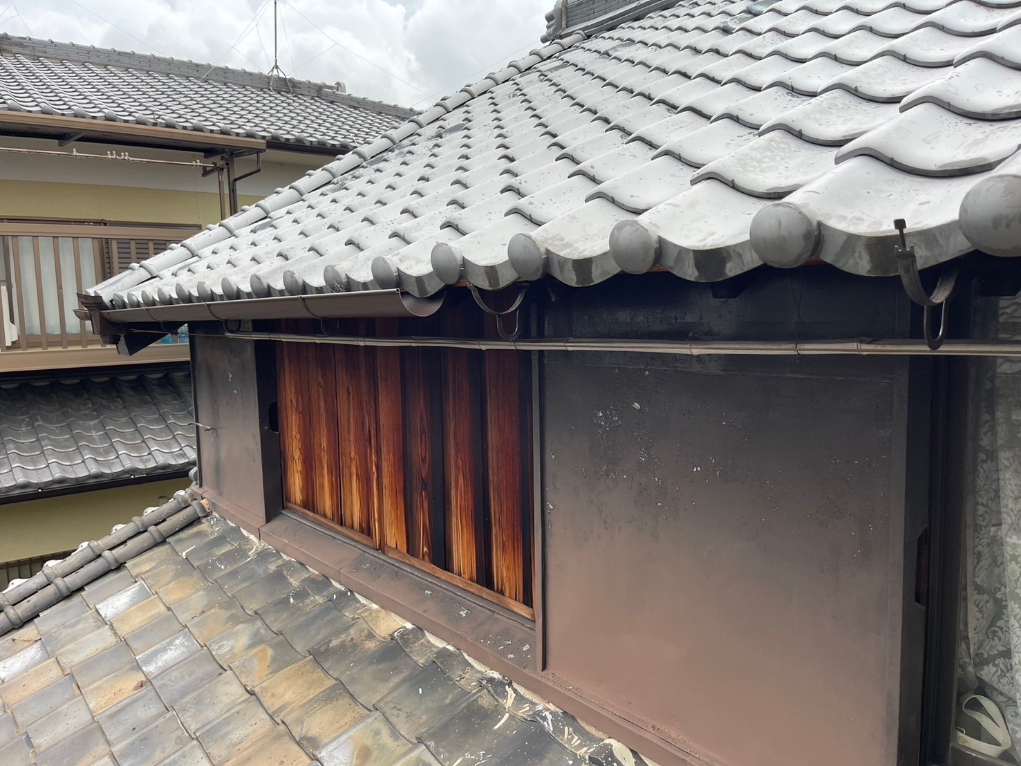 大屋根裏側雨とい修理工事