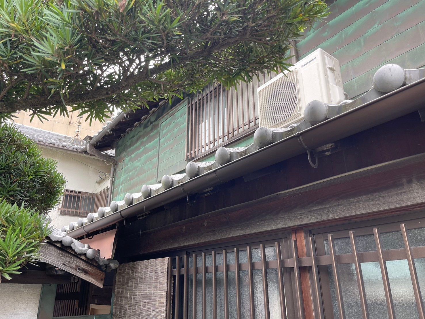 正面下屋根雨とい修理工事