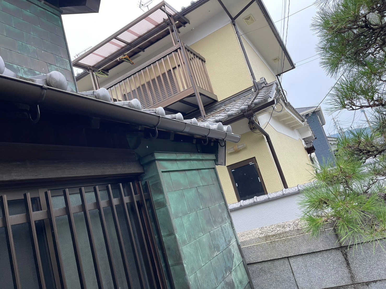 正面下屋根雨とい修理工事