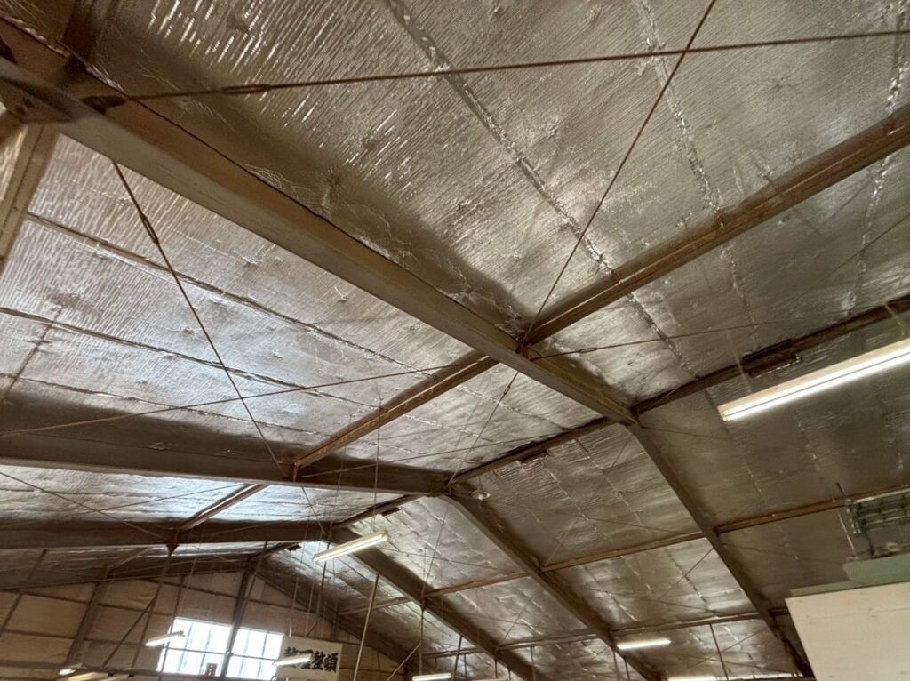 R7.4/18〜4/30　斑鳩町　K様邸　工場遮熱工事、屋根修理・看板取り付け工事