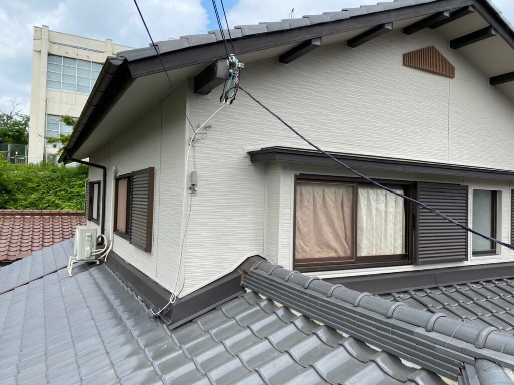 高槻市　T様邸　正面、左面　金属サイディングカバー工事