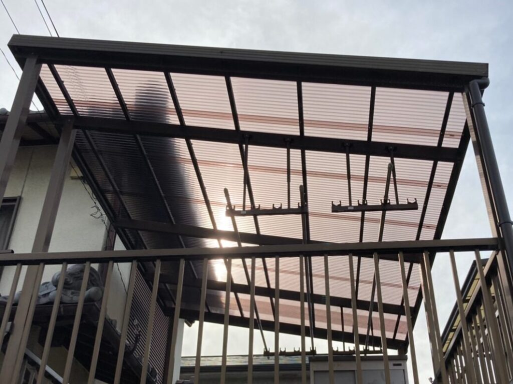 貝塚市　Y様邸　ポリカ波板張り替え工事、樋工事、物干し竿取り付け