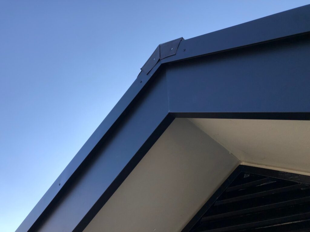 三郷町　島崎様邸　破風板金工事