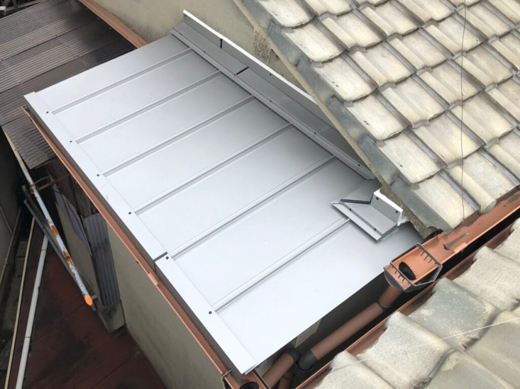 大東市　三宅様邸　タテヒラ葺き替え・ポリカ張替え工事