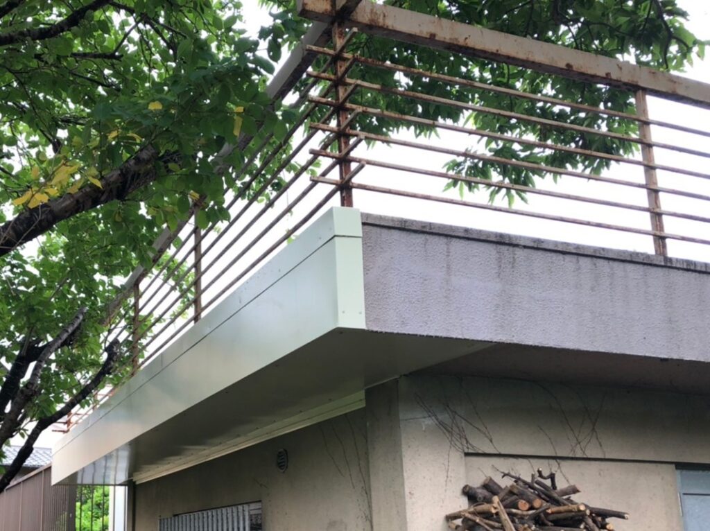 香芝市　T様邸　モルタル修理工事：板金仕上げ