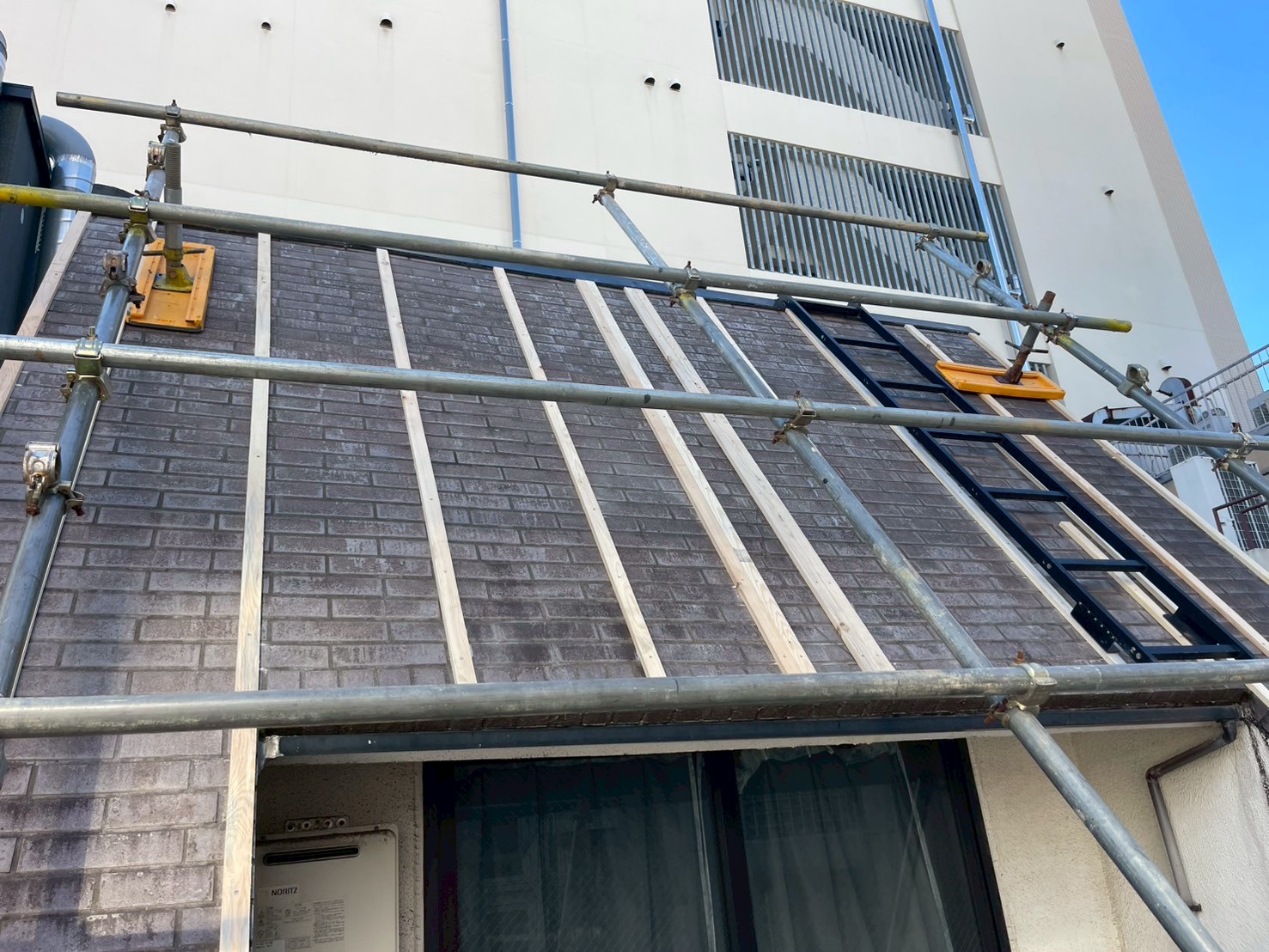 屋根工事(タイル部分)