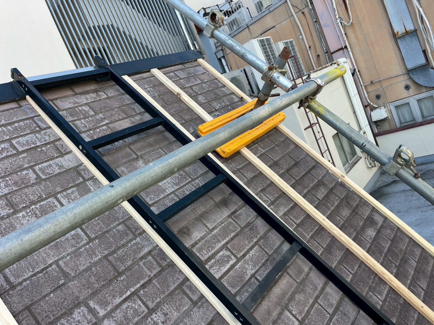 屋根工事(タイル部分)