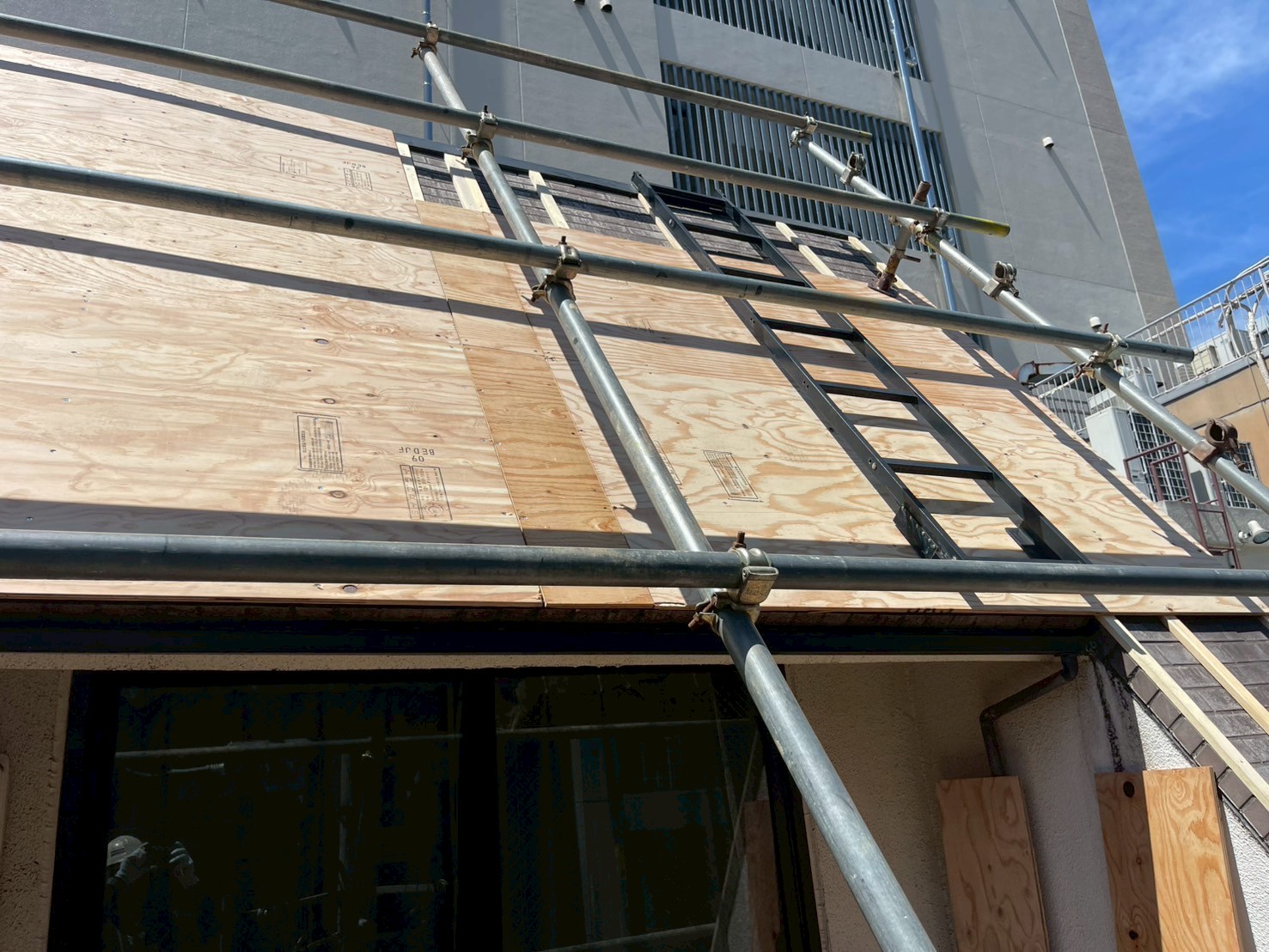 屋根工事(タイル部分)