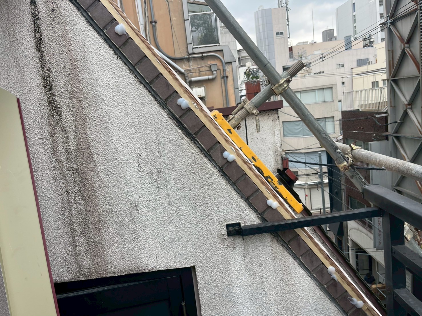 屋根工事(タイル部分)