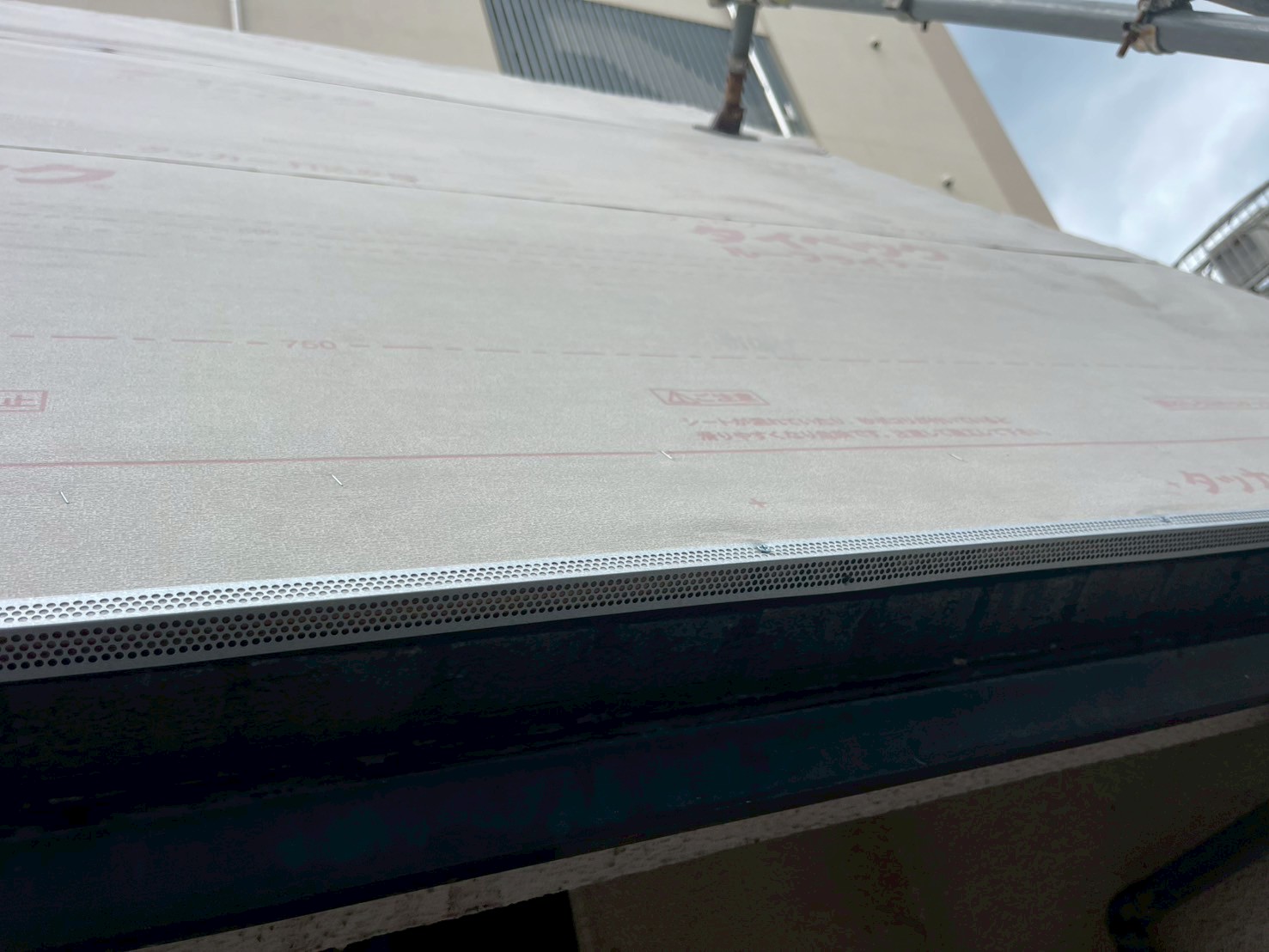 屋根工事(タイル部分)