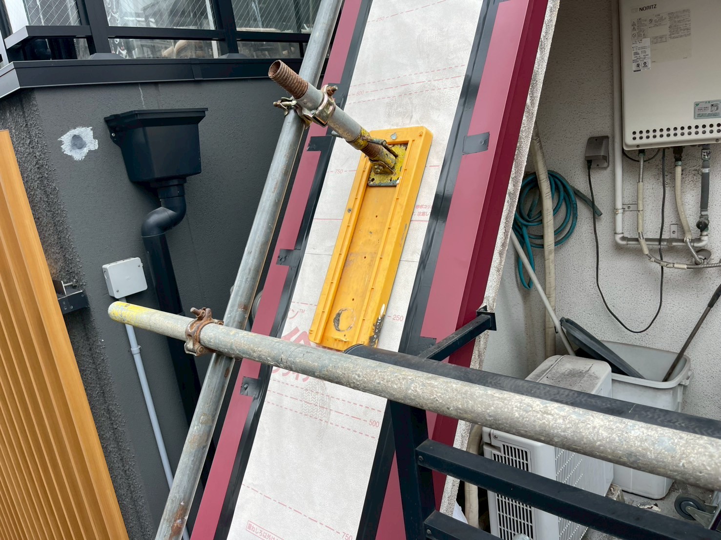 屋根工事(タイル部分)