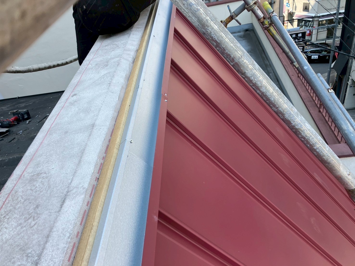 屋根工事(タイル部分)