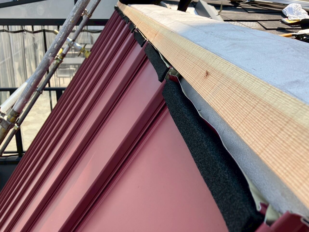 屋根工事(タイル部分)