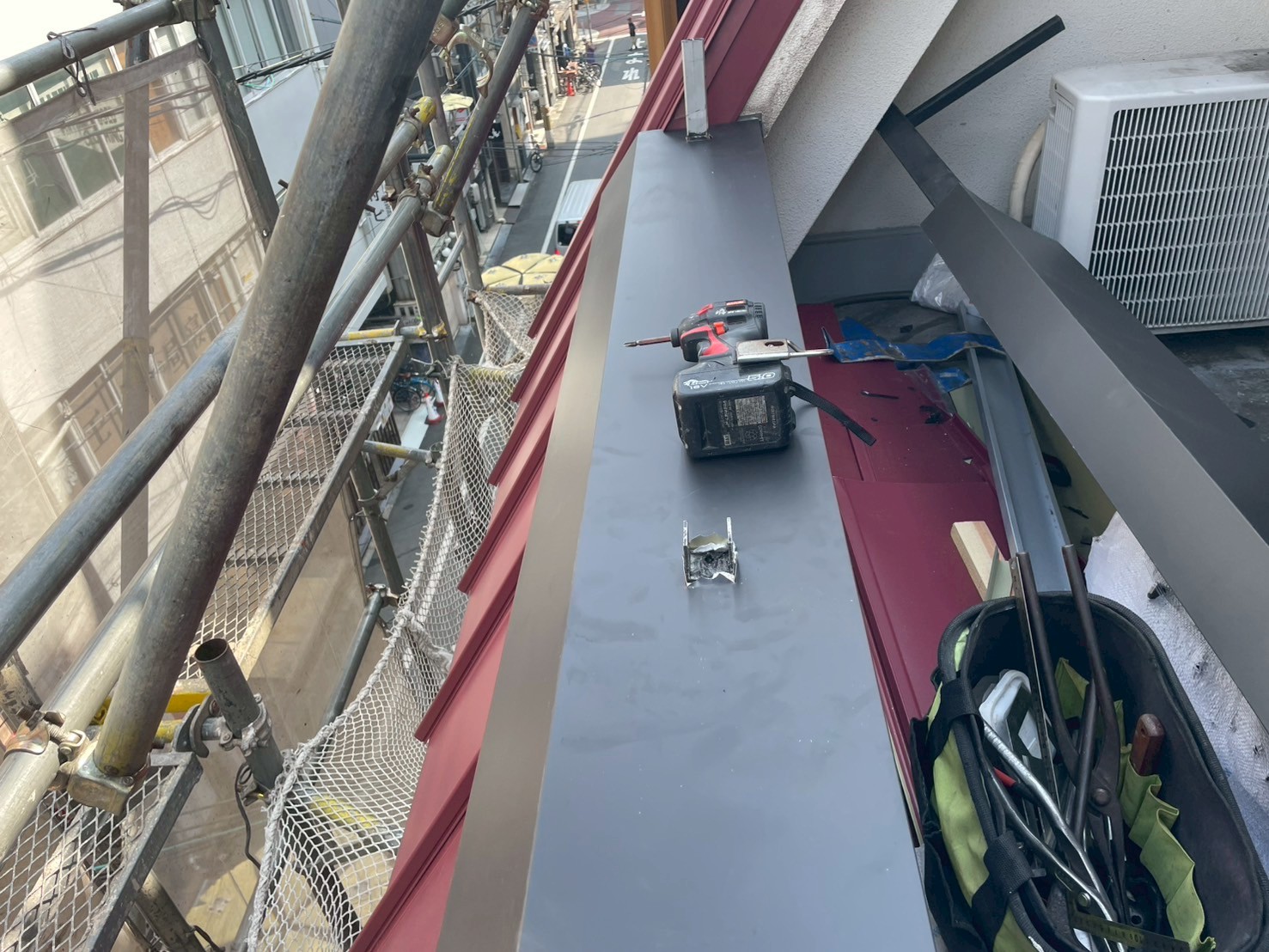 屋根工事(タイル部分)