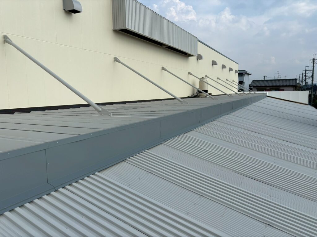 R7.8/18~8/28　大和高田市　近畿食糧株式会社様　屋根・笠木補修工事