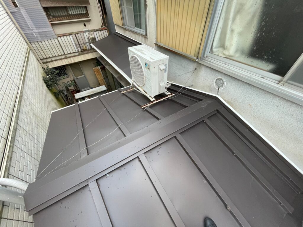 羽曳野市　S様邸　ポリカ張り替え及び下屋根カバー工事