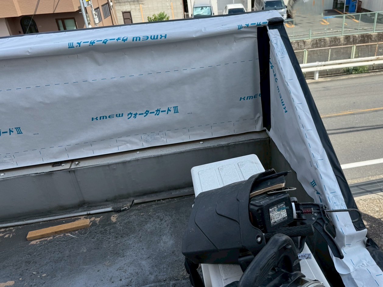 看板裏板金工事