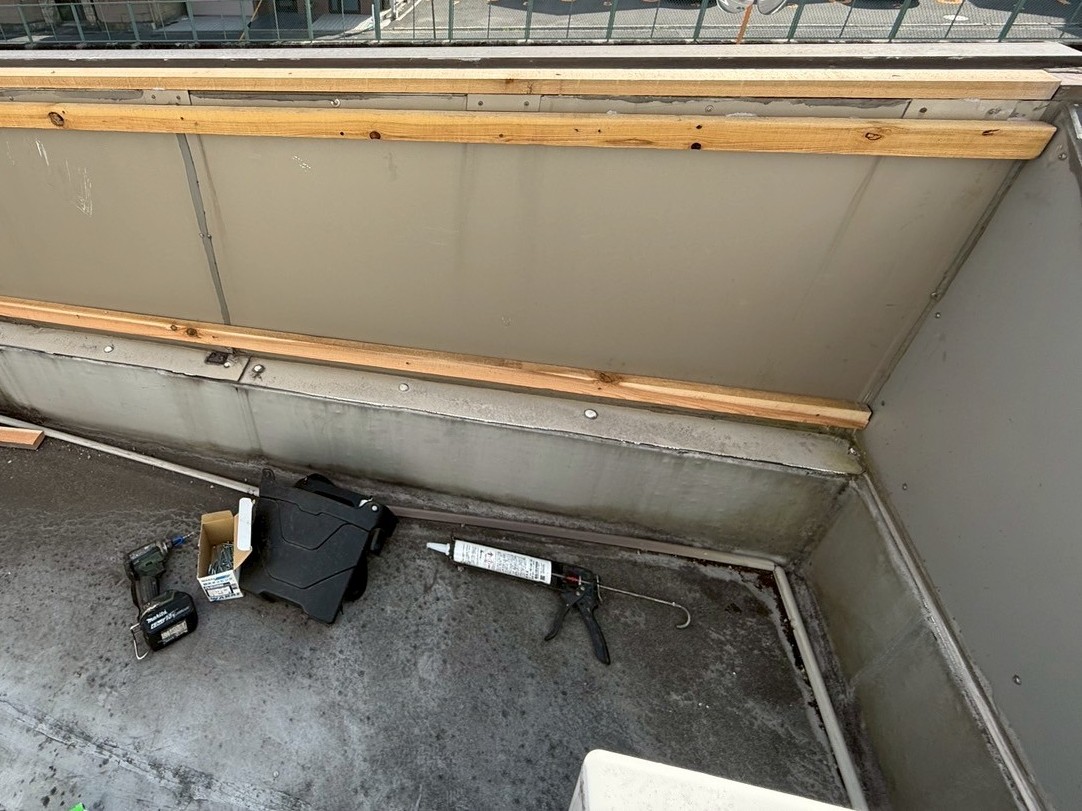 看板裏板金工事