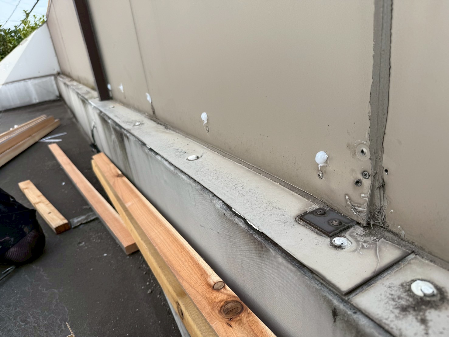 看板裏板金工事