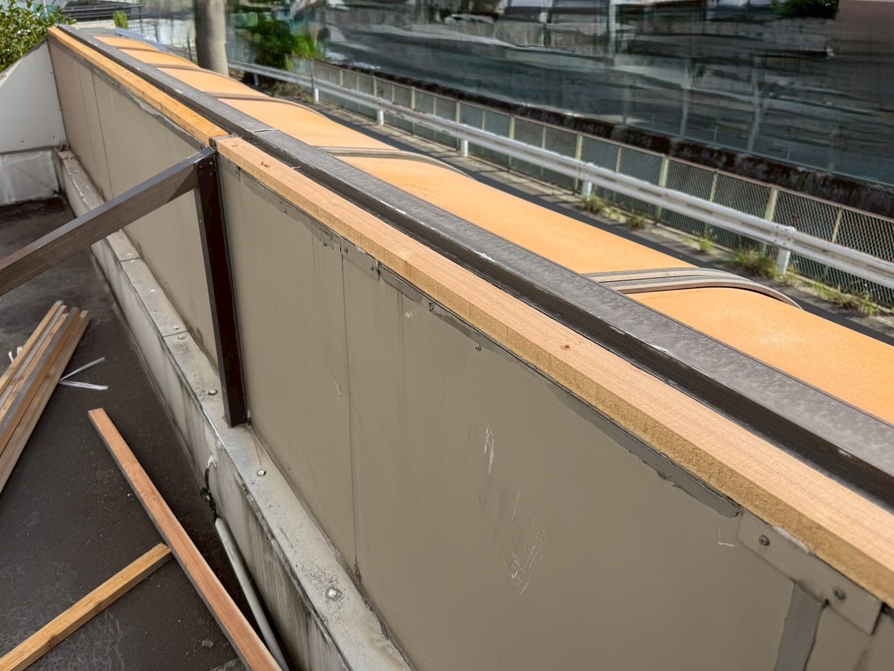 看板裏板金工事