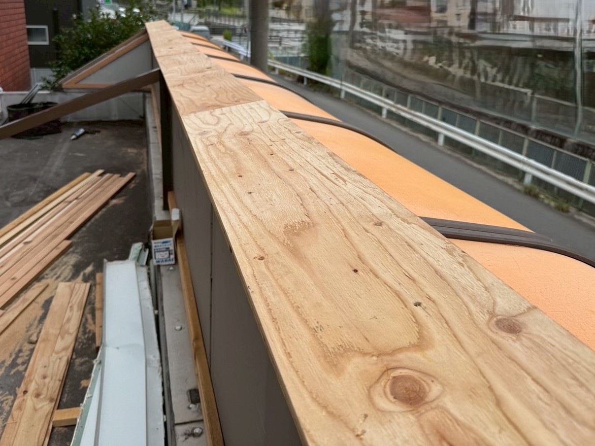 看板裏板金工事