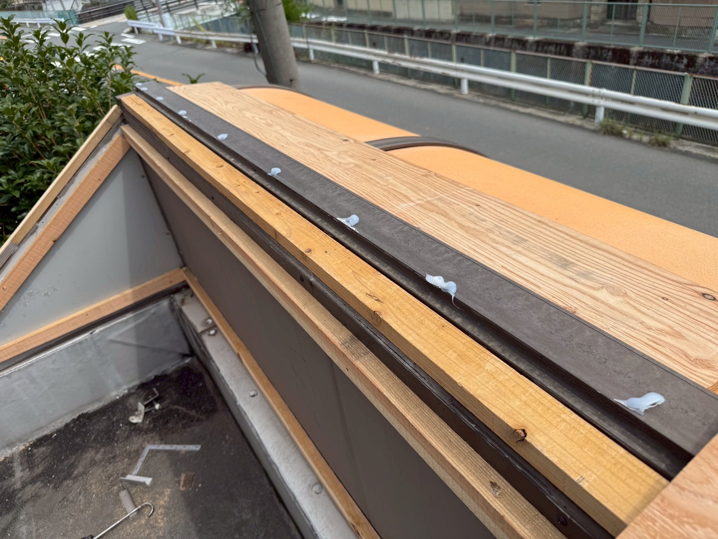 看板裏板金工事