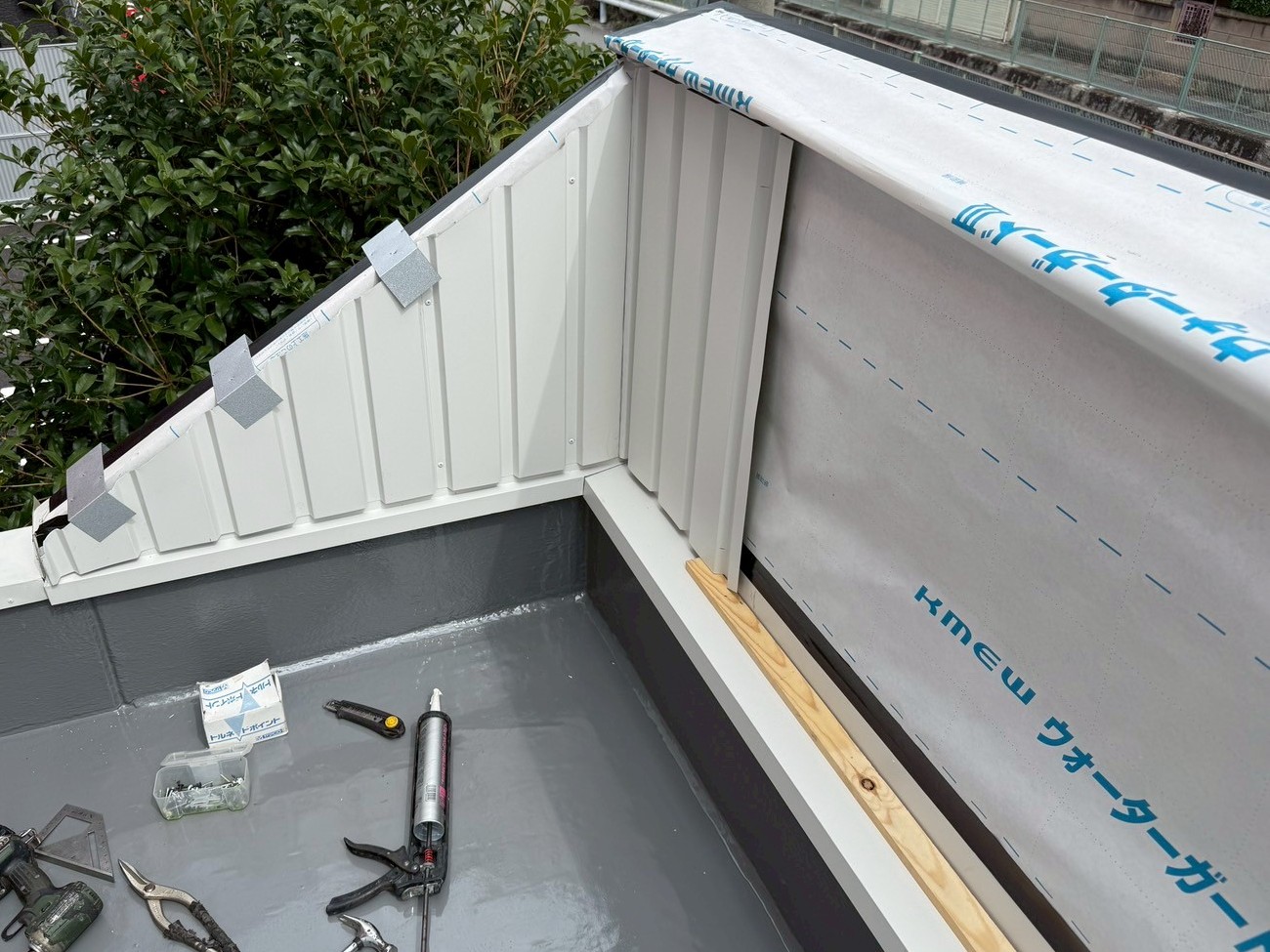 看板裏板金工事