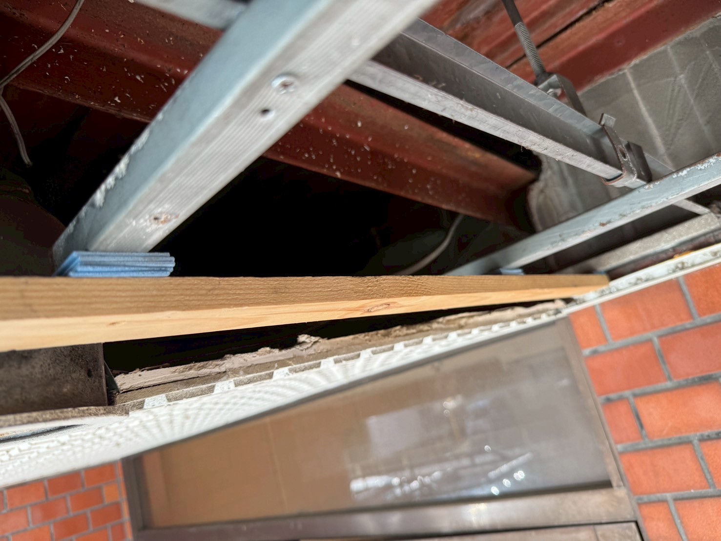 玄関部分天井補修工事