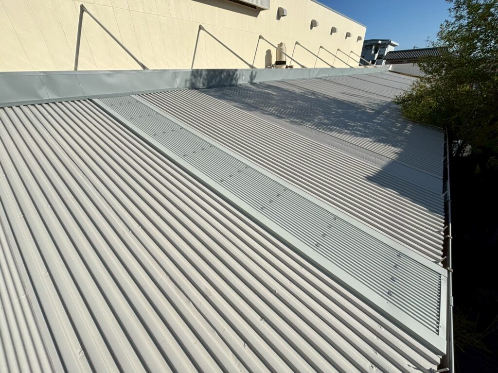 R7.10/3~10/6　大和高田市　近畿食糧株式会社様　一部屋根カバー工事