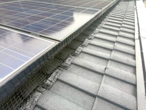 R7.12/22~12/25　和泉市　I様邸　ソーラー下、雨とい掃除、ネット取り付け工事