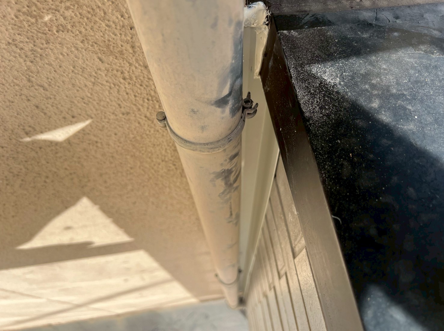 雨漏り部分入隅板金及び金物部分強化