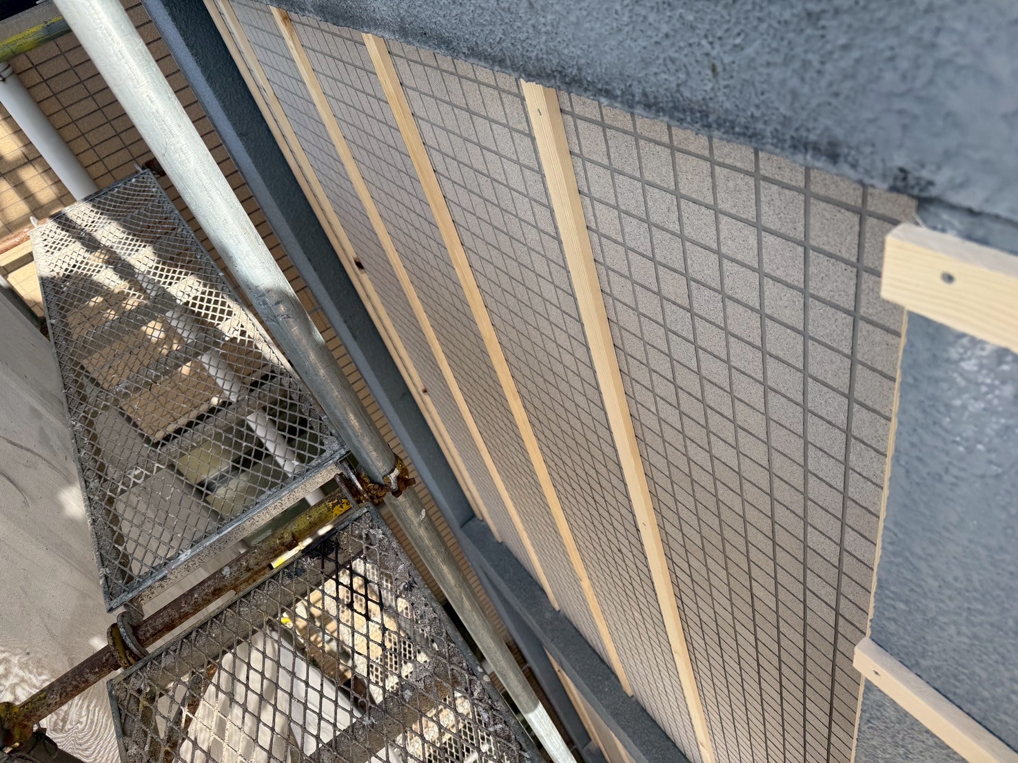 タイル部分金属サイディング張り工事