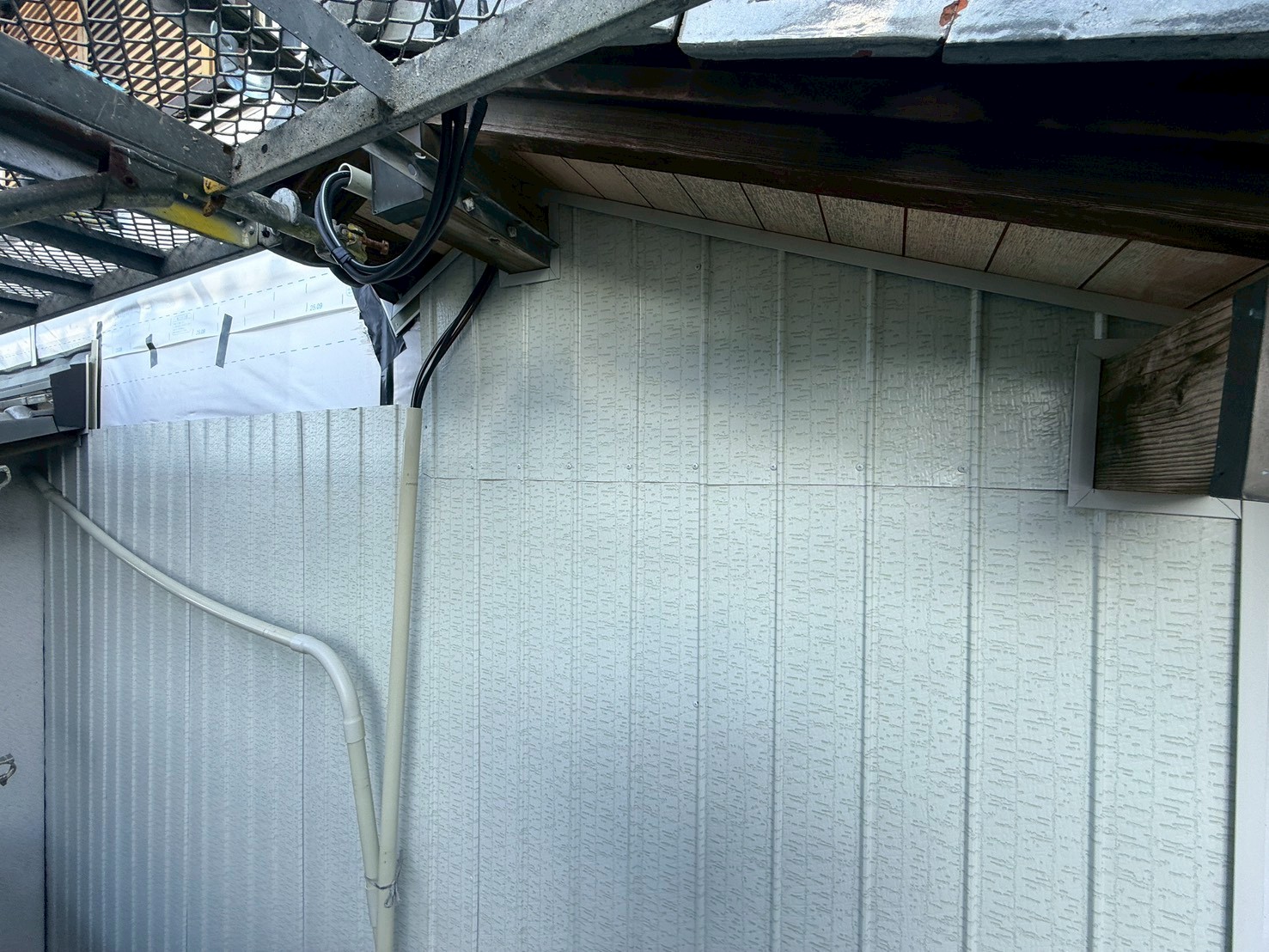 壁プリント鋼板カバー工事