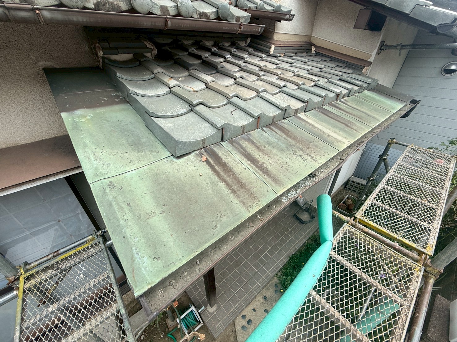 玄関上銅板張替え