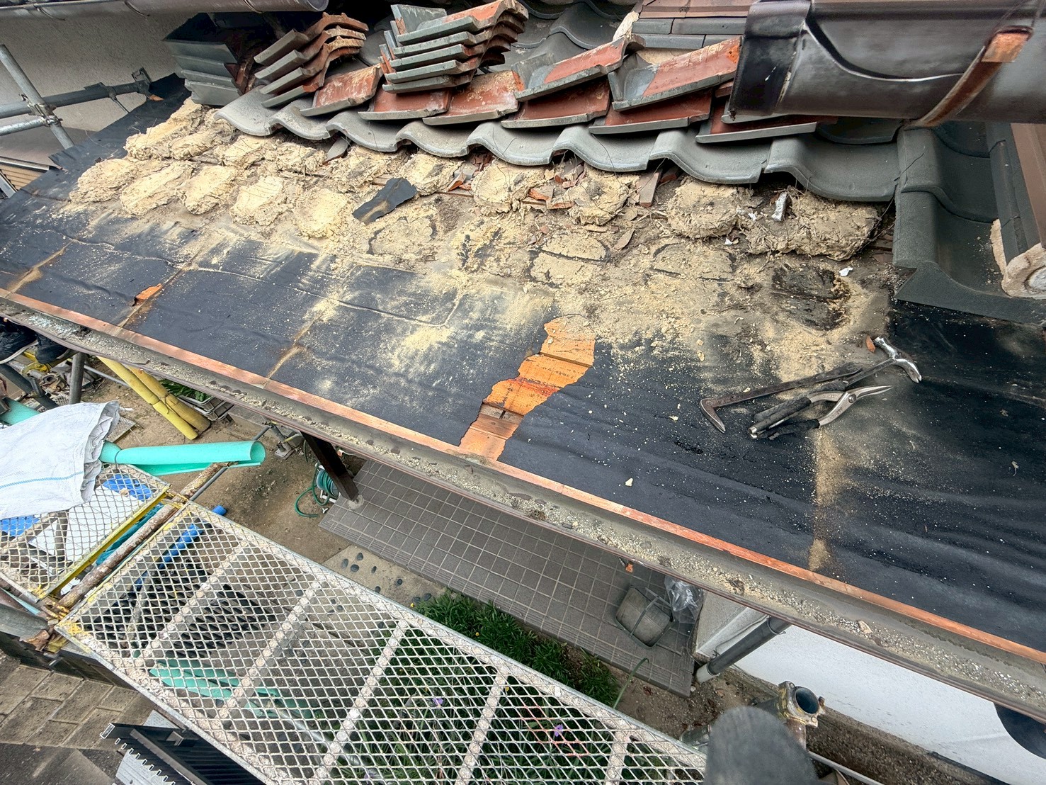 玄関上銅板張替え