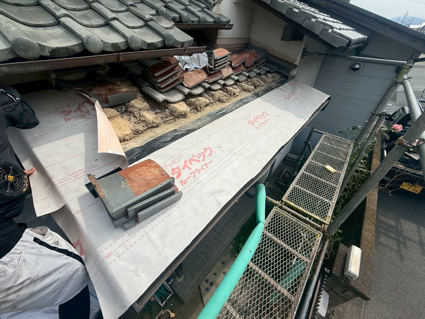 玄関上銅板張替え