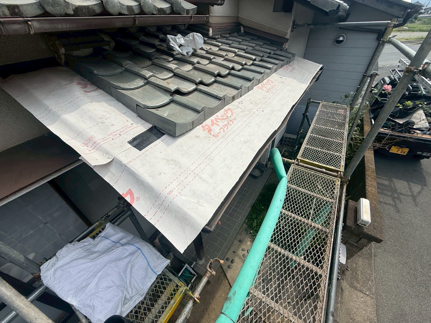 玄関上銅板張替え