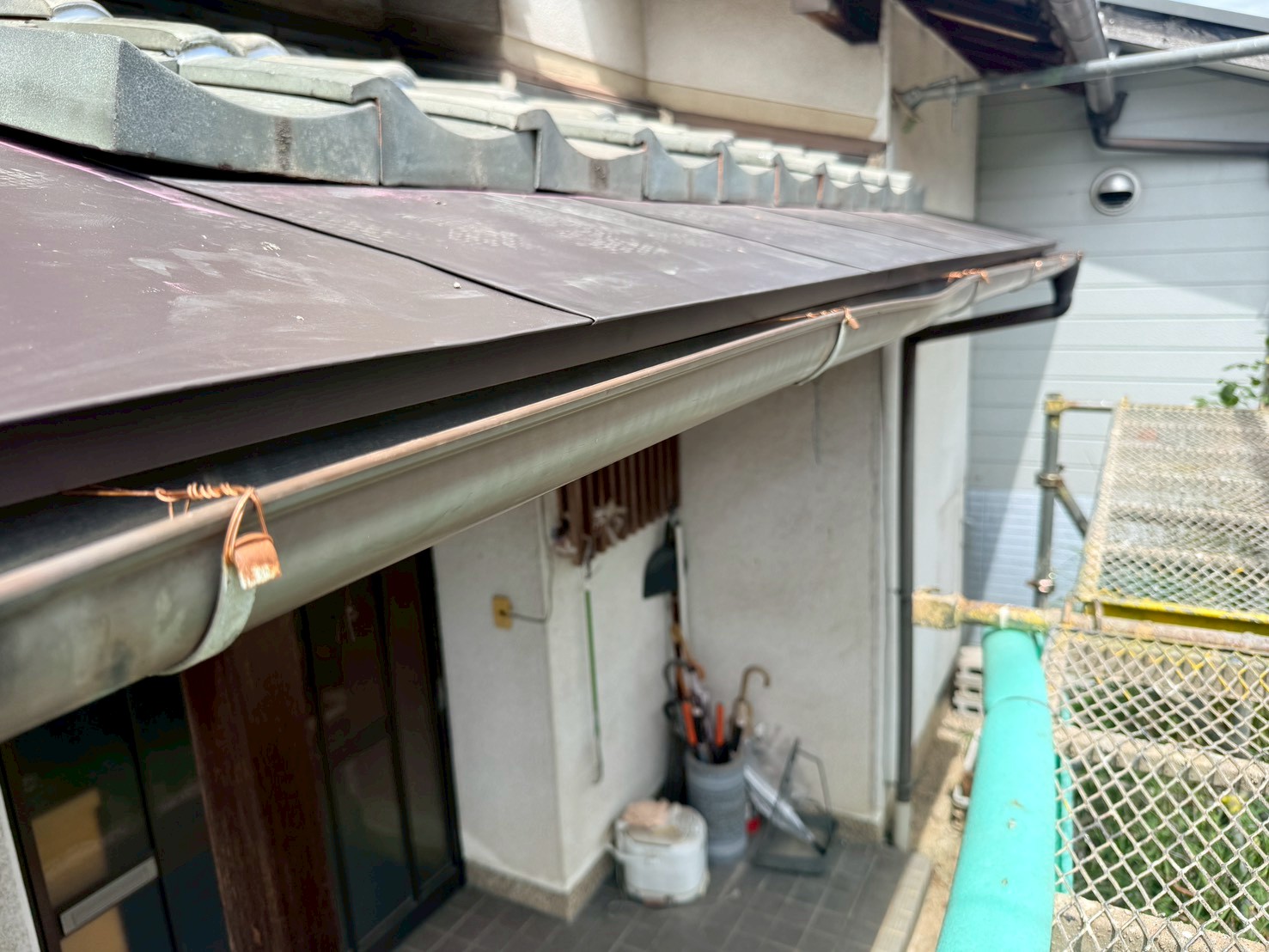 玄関上雨とい(たてとい)工事
