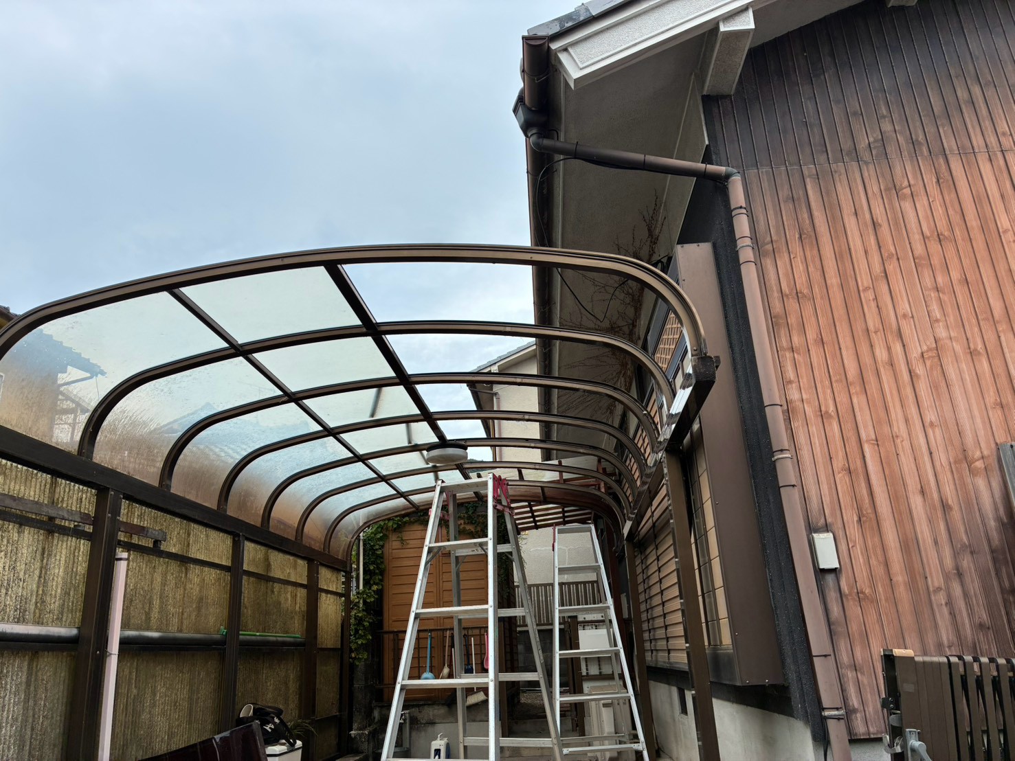 ポリカ屋根部分脱着工事