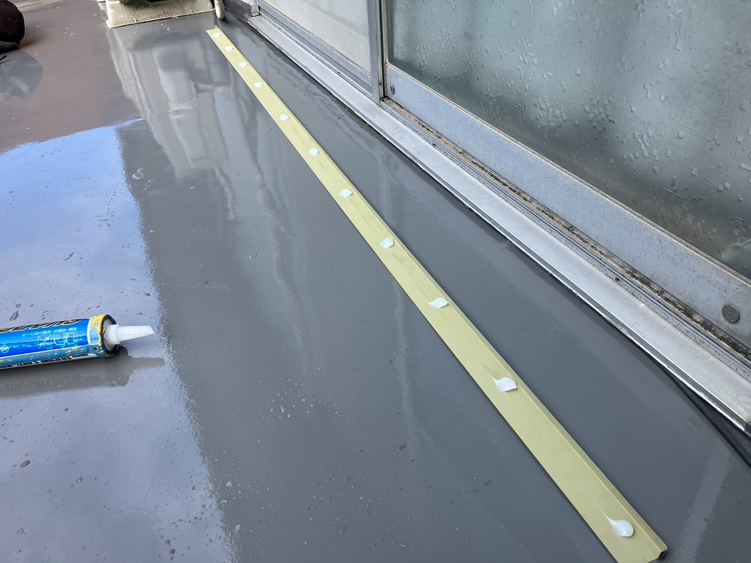 窓下L型板金取り付け