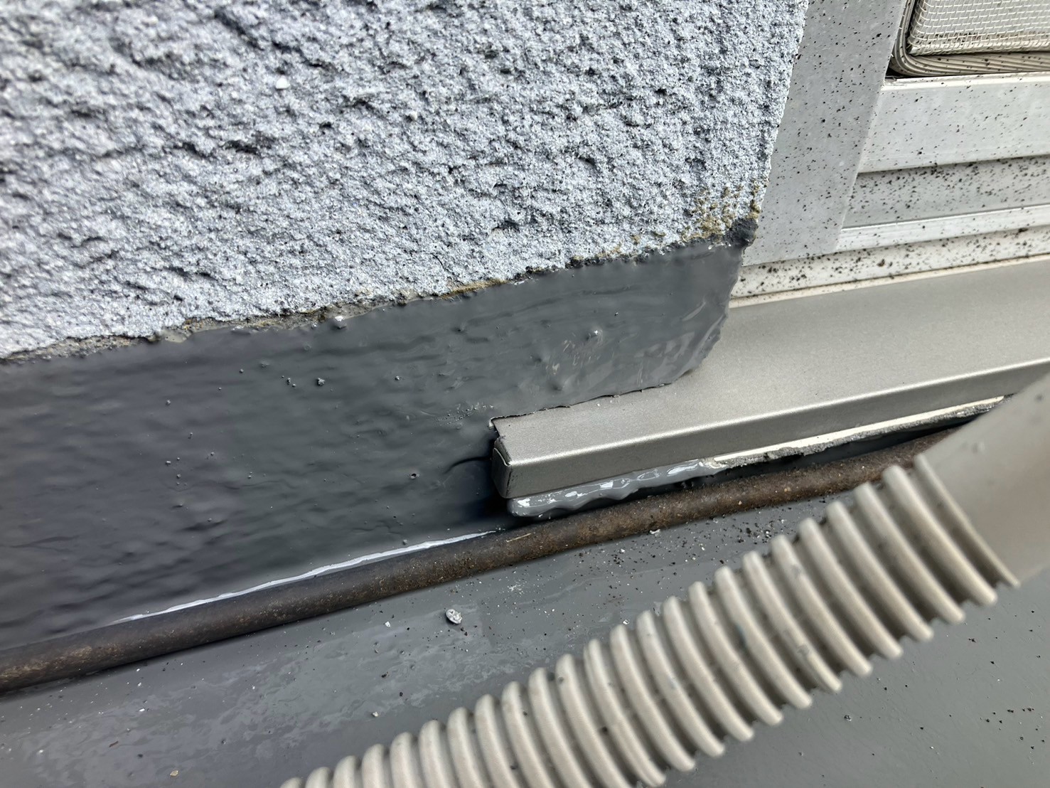 窓下L型板金取り付け