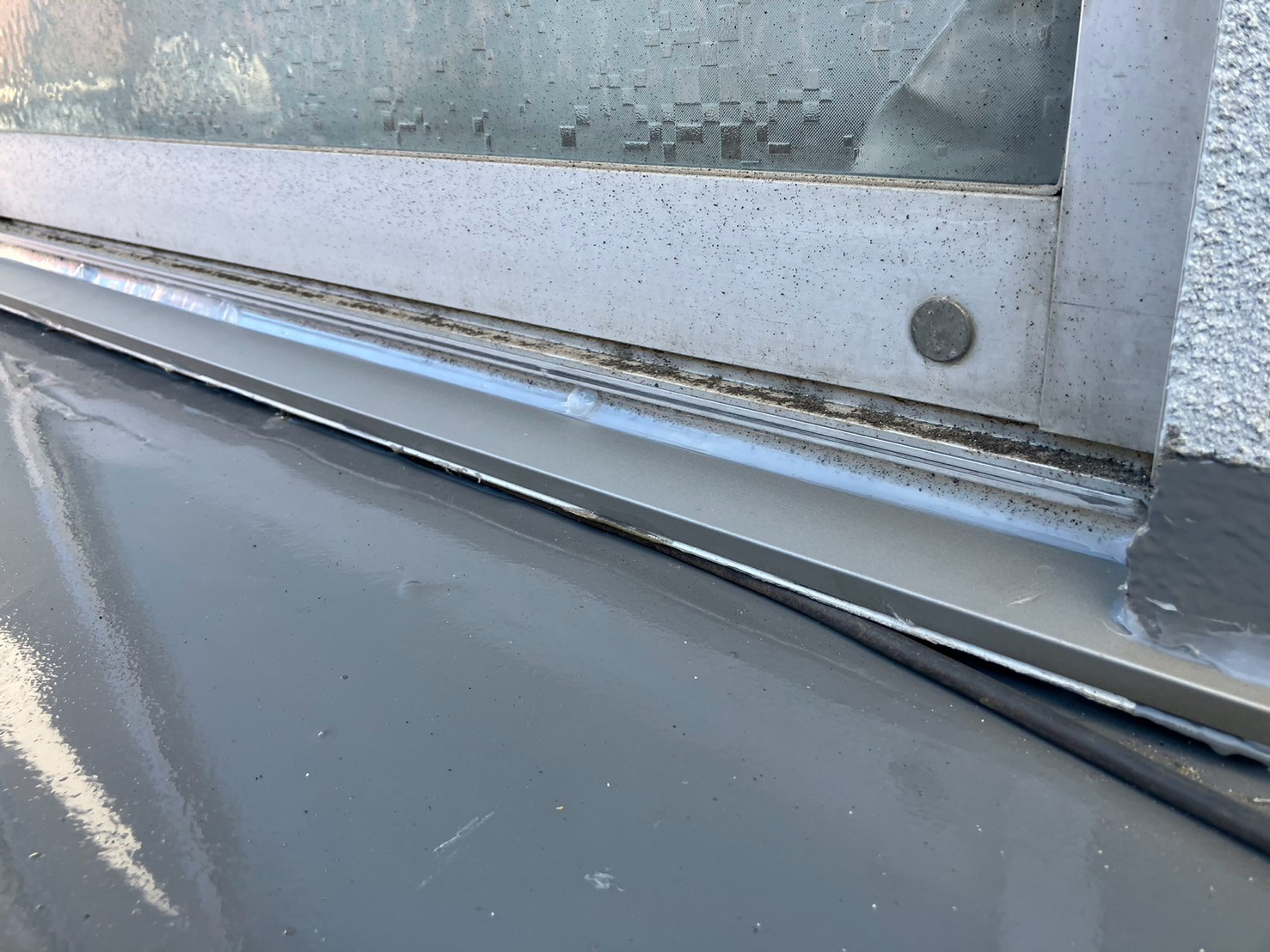 窓下L型板金取り付け