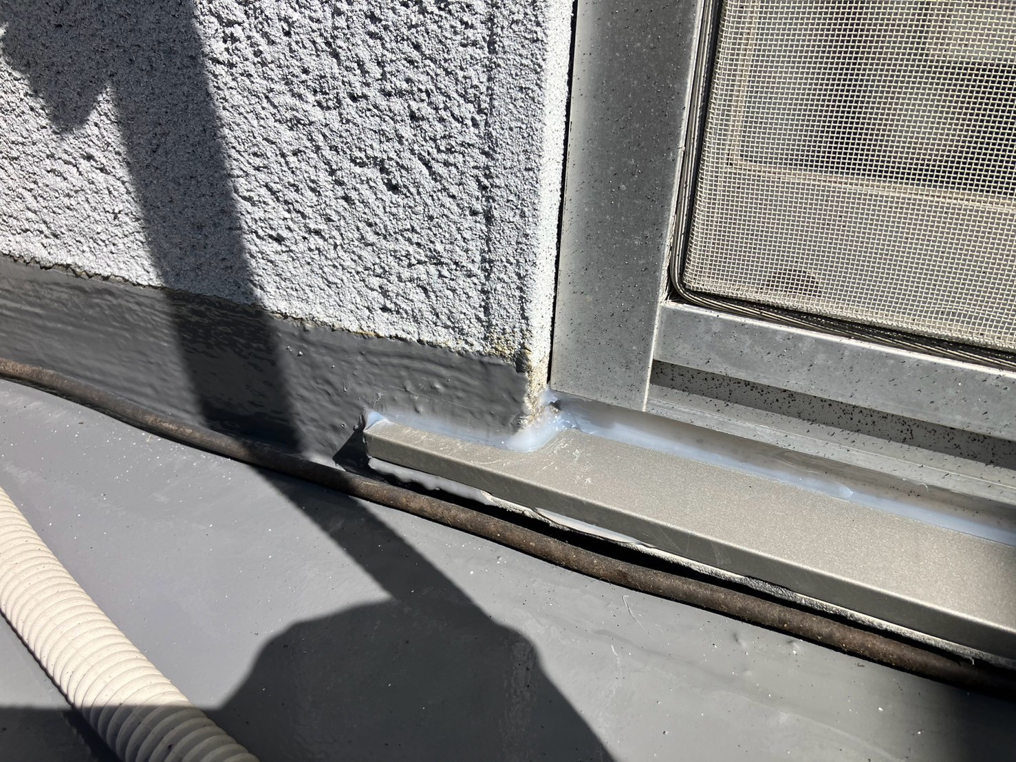 窓下L型板金取り付け