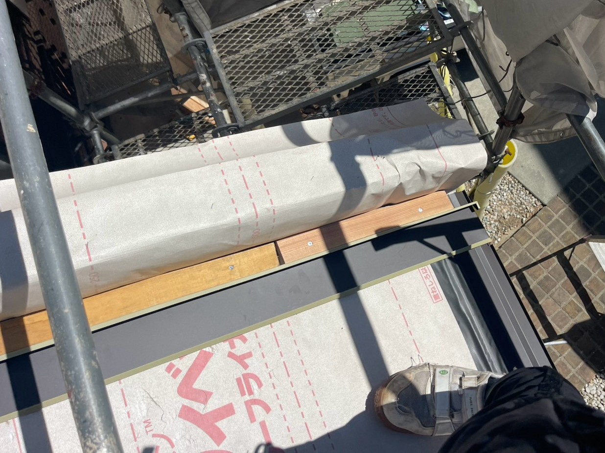 屋根葺き替え工事(玄関上屋根)
