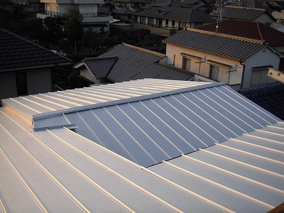 H様邸ガルバリュームタテヒラ葺き工事