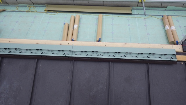 屋根カバー工事（ガルバリュウムタテヒラ）