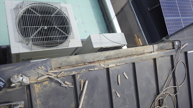 屋根カバー工事（ガルバリュウムタテヒラ）