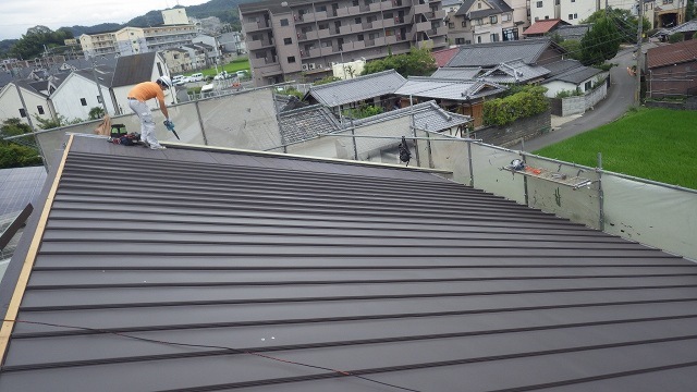 屋根カバー工事（ガルバリュウムタテヒラ）